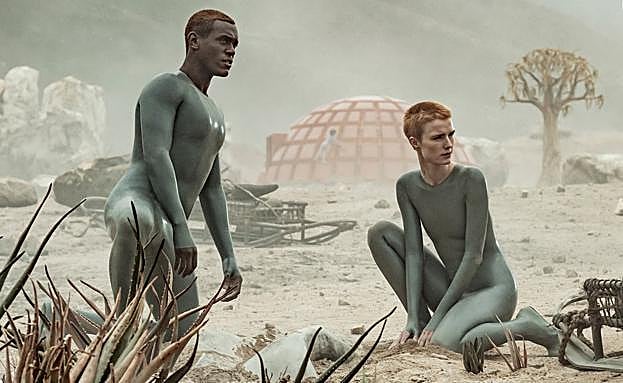 Los dos androides de 'Raised by Wolves'.