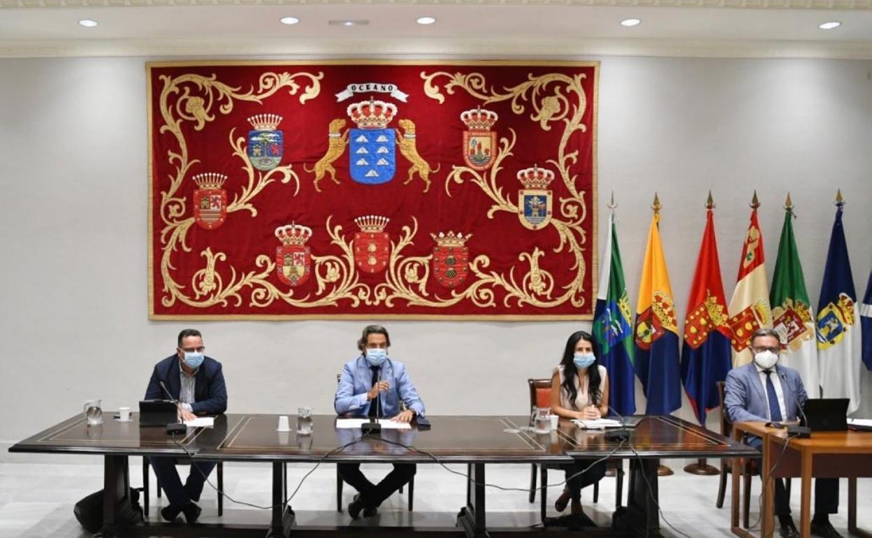 En la imagen, el presidente junto a los dos diputados de PP y ASG. 