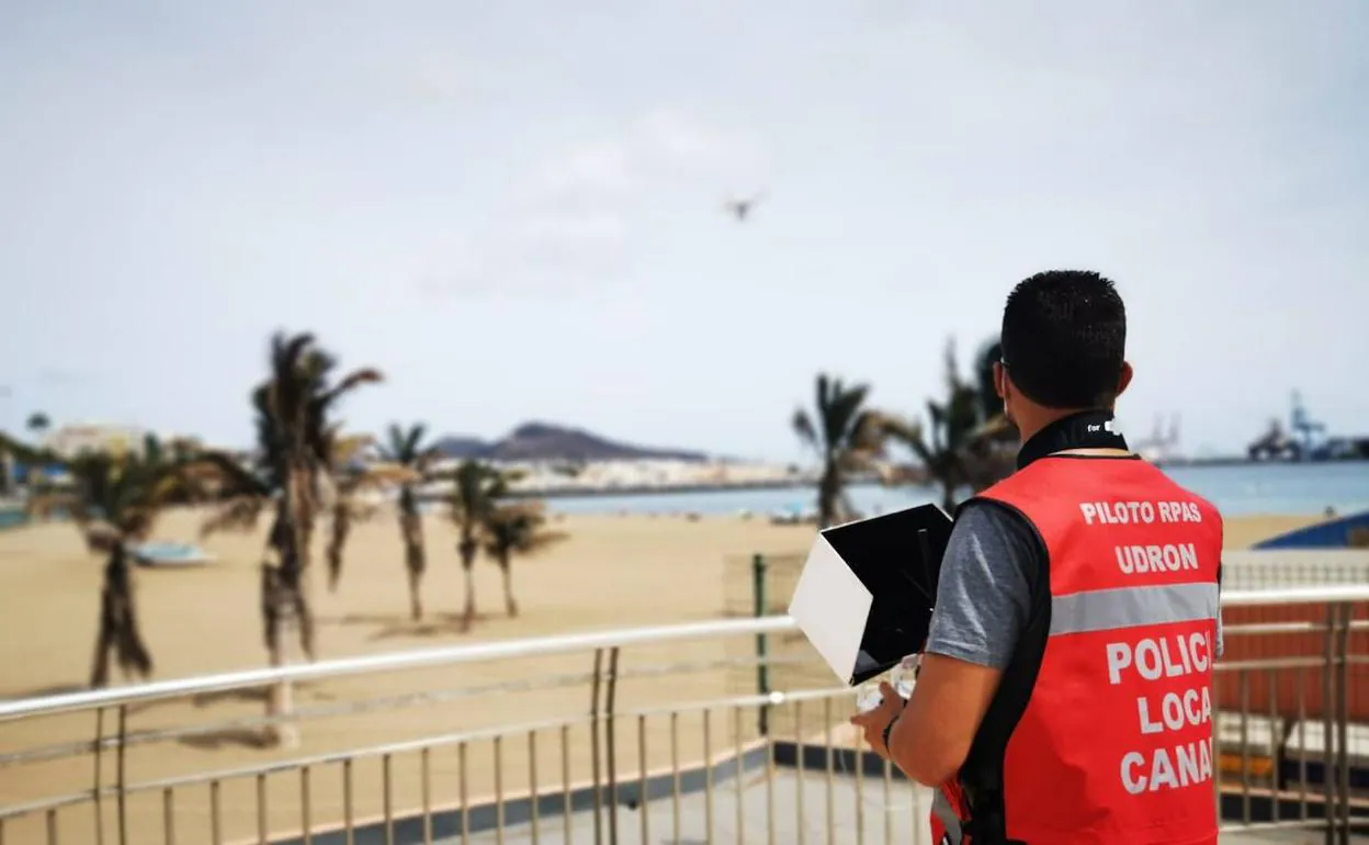 Imagen del control mediante drones de la Policía Local en la playa de Las Alcaravaneras 
