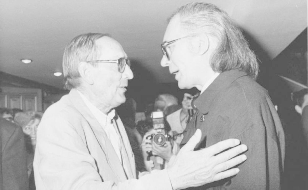 Delibes y Umbral en el Bellas Artes de Madrid, en el estreno de la adaptación de 'La guerra de nuestros antepasados', en 1989