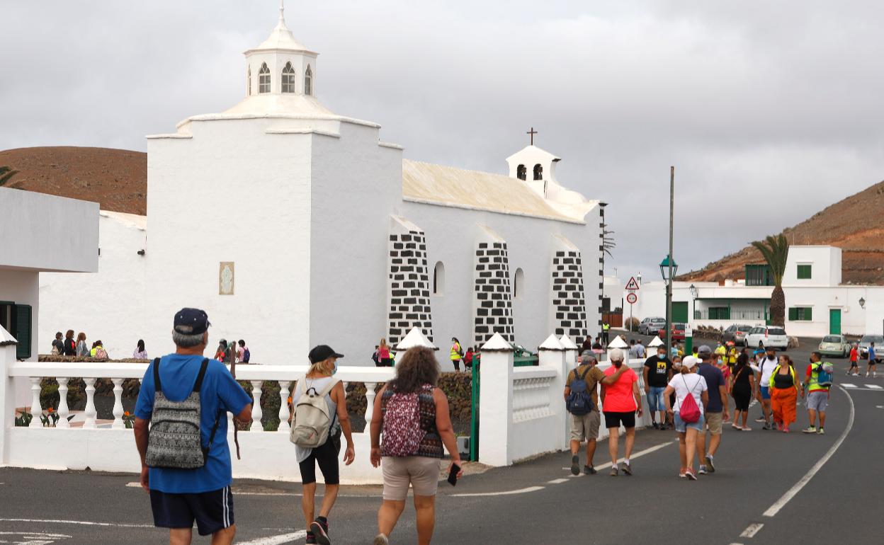 Fieles el martes llegando a la ermita tras hacer una caminata. 