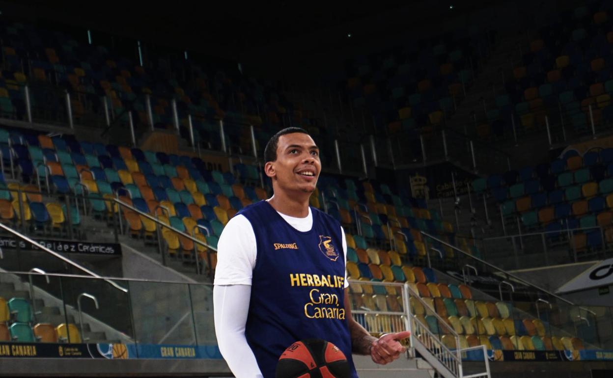 Jacob Wiley, como acostumbra, con una sonrisa durante un entrenamiento de esta semana. 