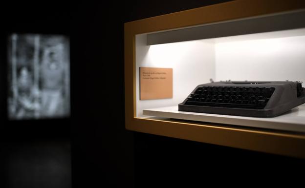 Imagen principal - Arriba, la máquina de escribir que le regaló Ángeles de Castro a Delibes; debajo, los Reyes durante la inauguración y el manuscrito de 'El hereje'. 