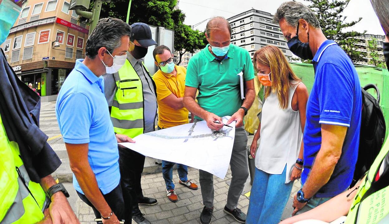 Los técnicos informan del proyecto de peatonalización del tramo de Mesa y López. 