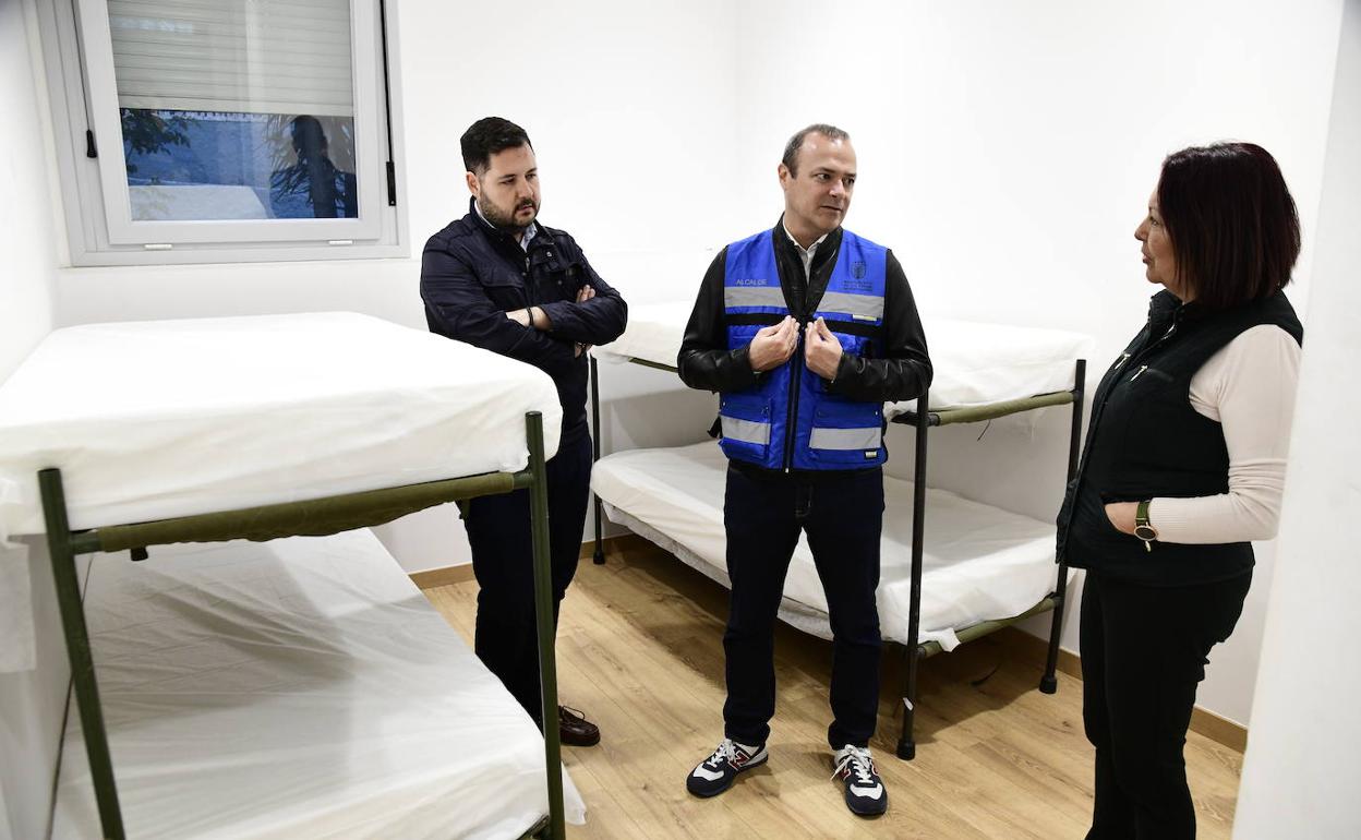 Imagen de archivo de la visita inaugural del alcalde al albergue del Polvorín.