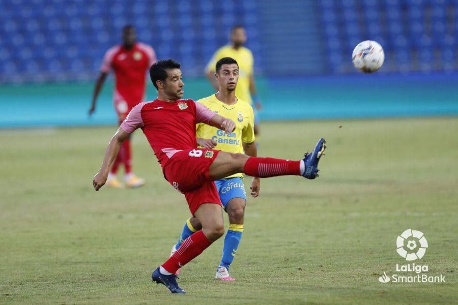 Enzo Loiodice pugna por un esférico. 