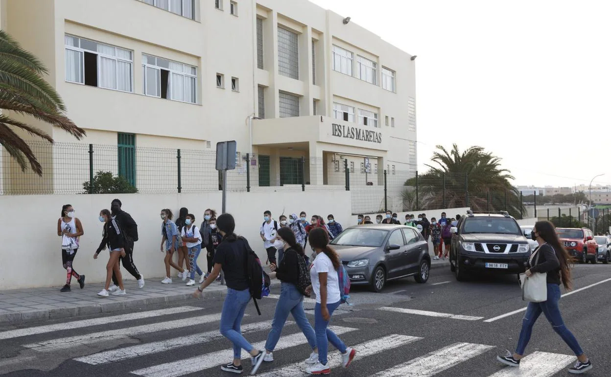 Imagen de parte del alumnado del IES Las Maretas, en Arrecife de Lanzarote, ayer, entrando al instituto, centro en el que no se detectado casos. 