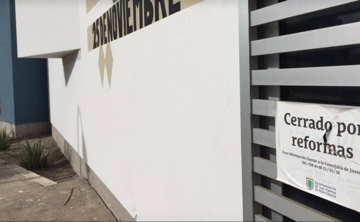 Detalle de la fachada de la Casa de la Juventud.