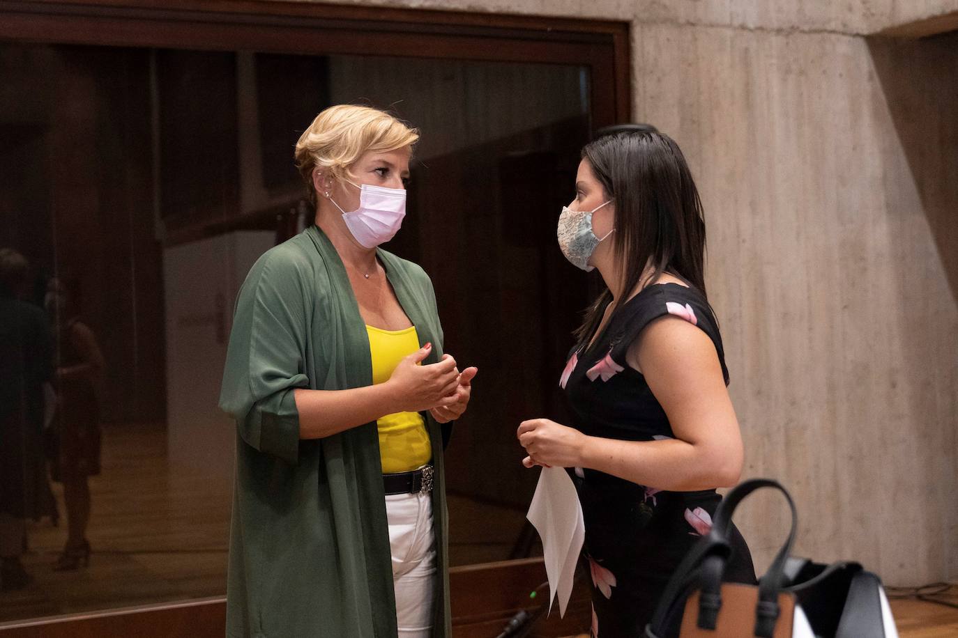 La consejera de Turismo, Yaiza Castilla (Derecha) 