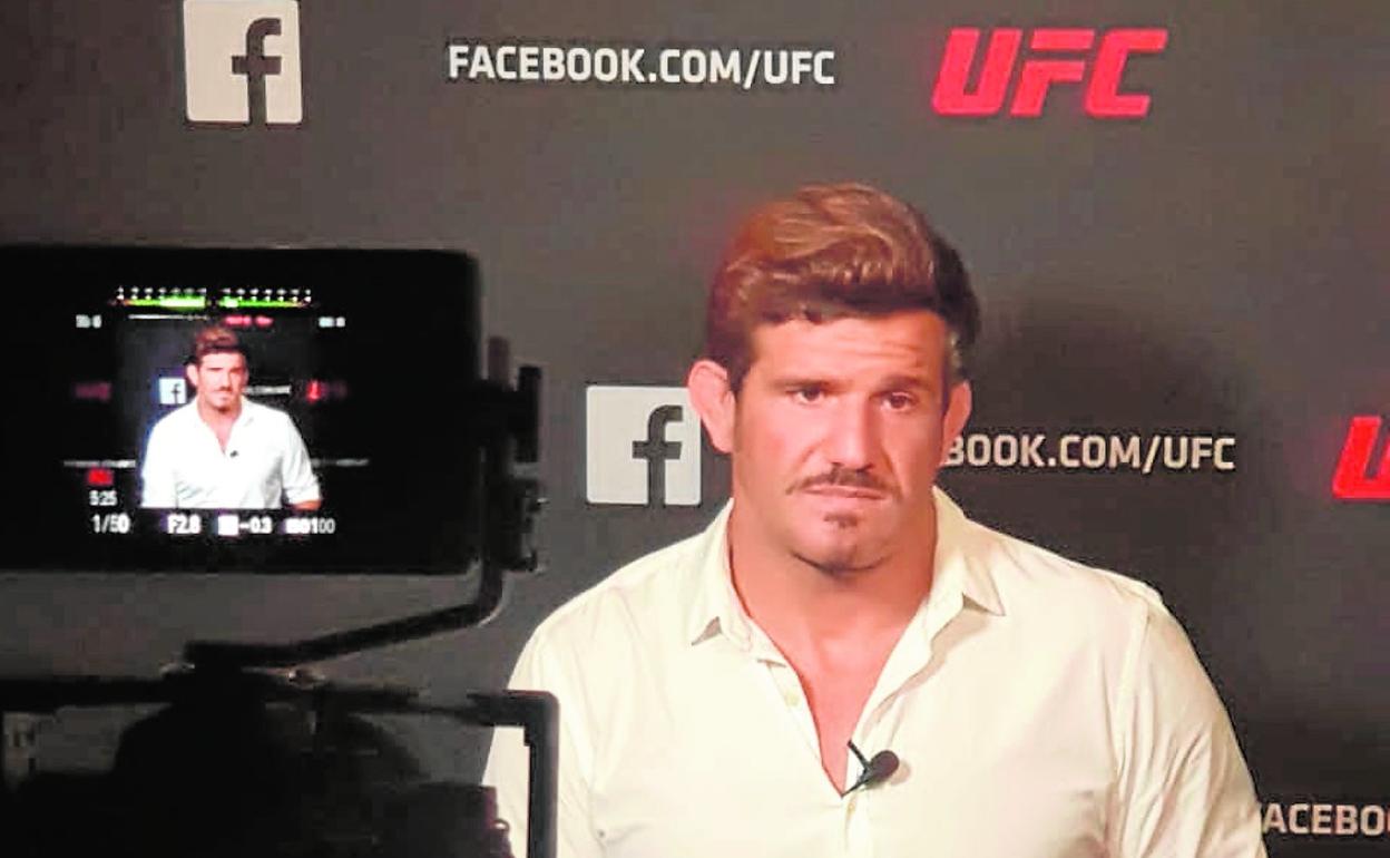 Juan Espino, El Guapo, ayer, inmerso en actos de promoción de la gala de la UFC del próximo sábado en Abu Dabi. 