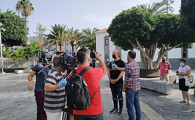 Enma Colao, atendiendo a los periodistas.