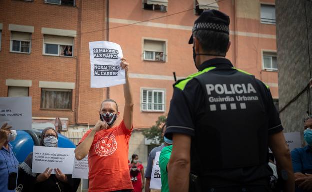 Protesta de los colectivos y simpatizantes del movimiento okupa, durante una visita de Pablo Casado a Barcelona.
