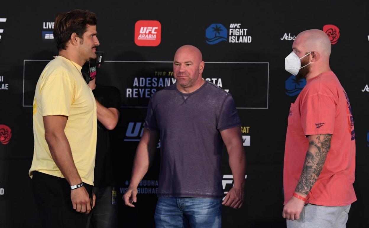 Juan Espino, ayer, en el careo que mantuvo con el estadounidense Jeff Hughes, el rival al que se medirá esta noche en Abu Dabi. 