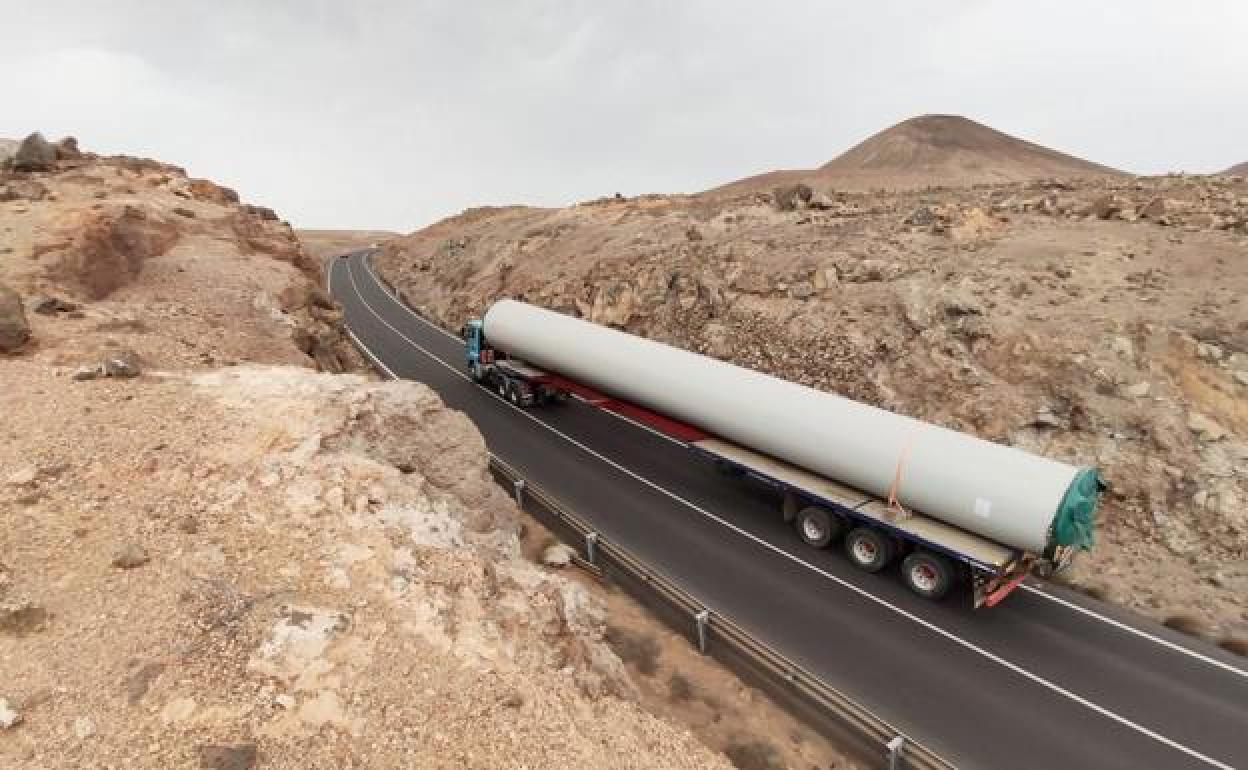 Traslado de piezas del parque eólico Arrecife. 