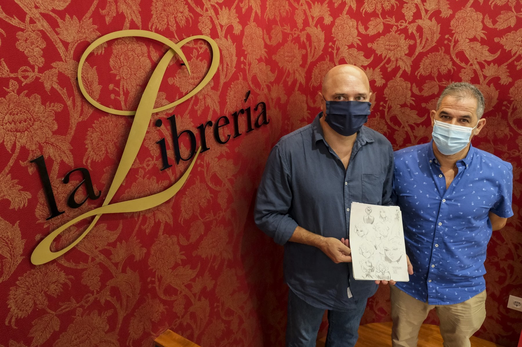 Alberto Hernández Rivero y Antonio Becerra sostienen algunos de los bocetos con los que trabajaron. 