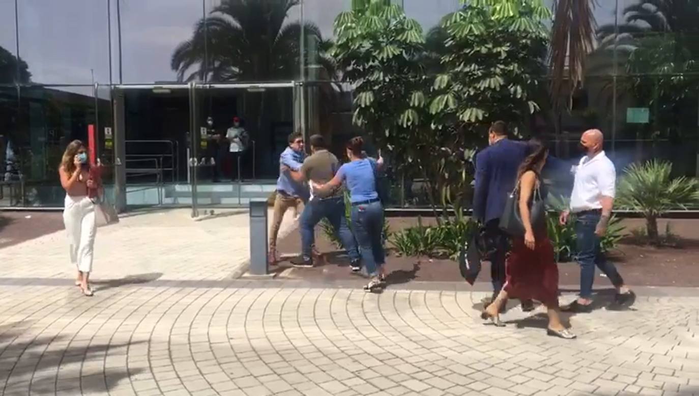 La familia de Yurena increpó a los acusados. 