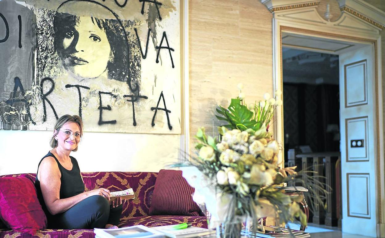 La cantante guipuzcoana repasa la partitura de la ópera de Falla en el salón de su casa de alquiler de Madrid. 