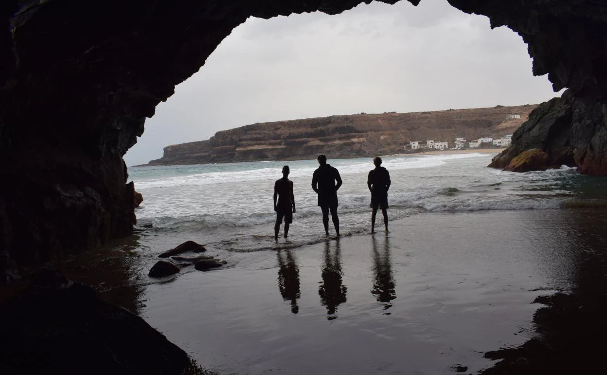 Cueva Herminia. Los tres jóvenes, en la cueva más famosa de Los Molinos, en el municipio de Puerto del Rosario.