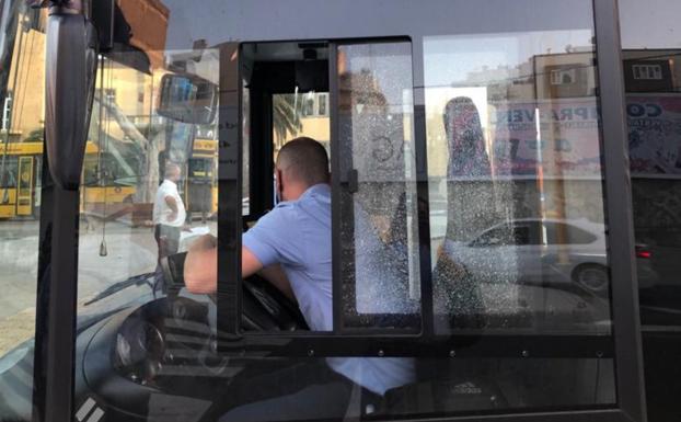 Nueva oleada de ataques con piedras a vehículos de Guaguas y a taxis