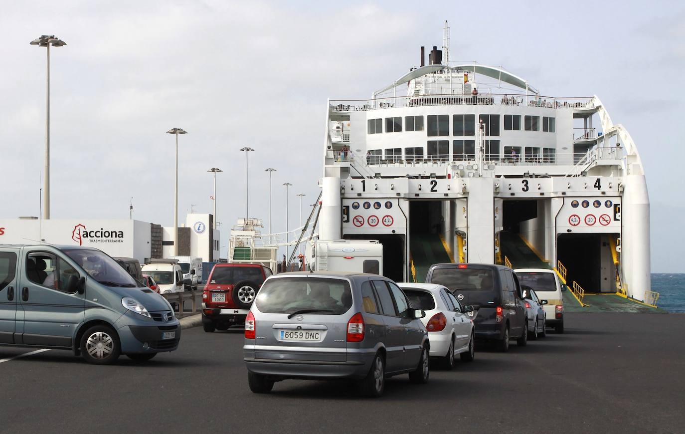 Vehículos embarcando en un buque de Armas. 