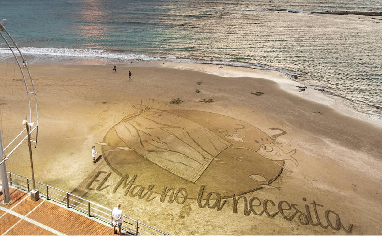 Imagen de la obra de arte efímera en la playa de las Canteras. 