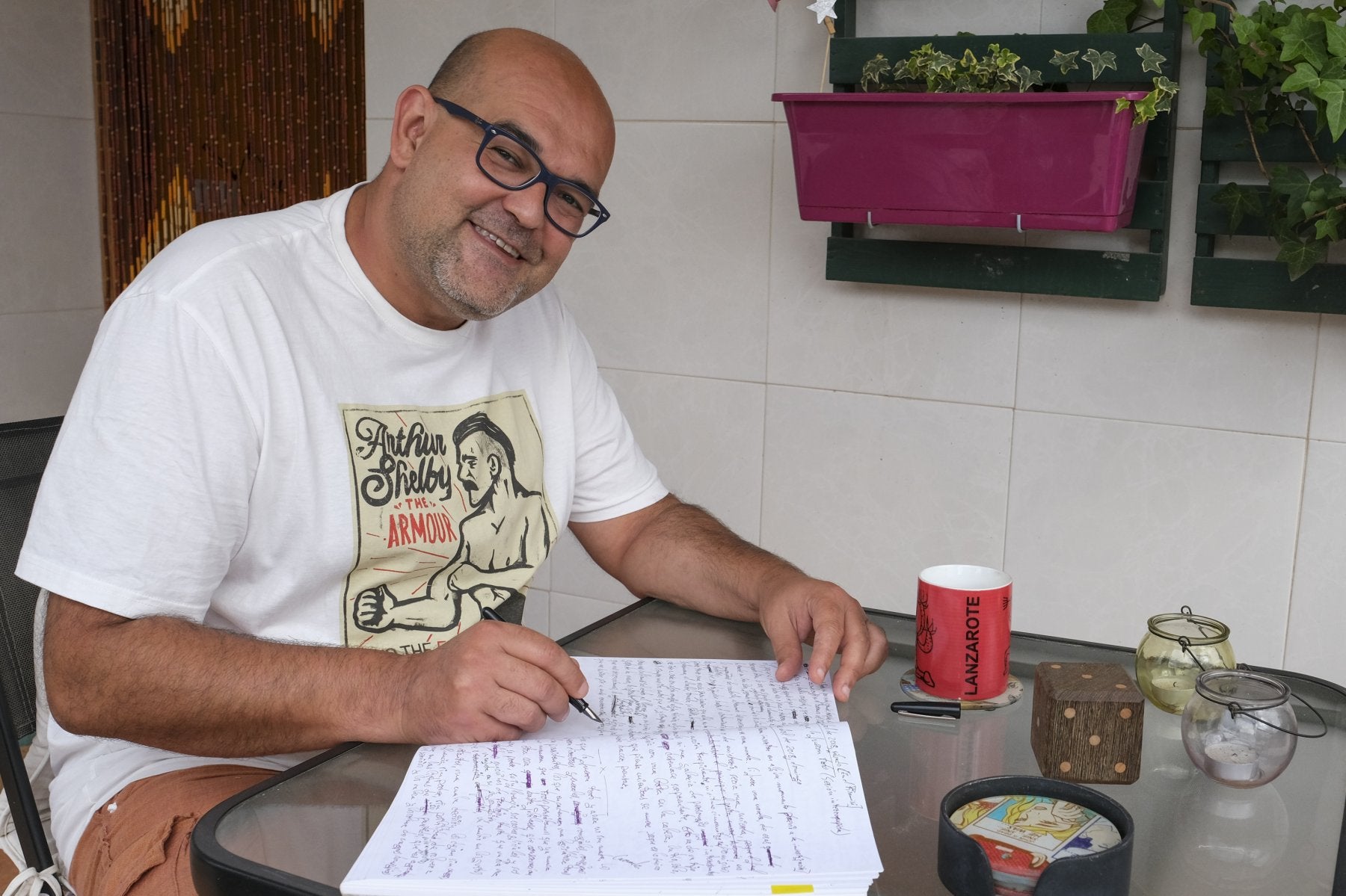 Alexis Ravelo ante el manuscrito en el que le dio forma a 'Un tío con una bolsa en la cabeza', su última novela. 