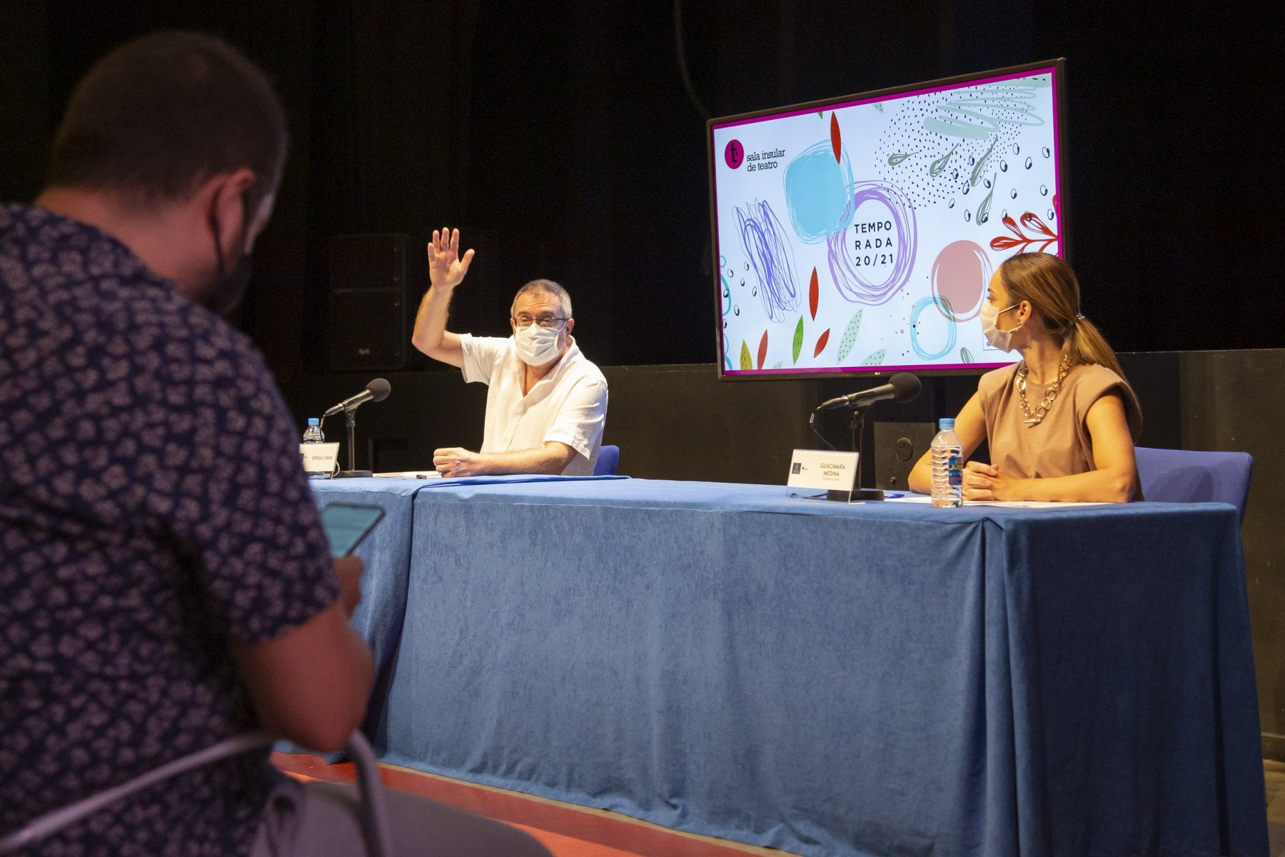 Gonzalo Ubani y Guacimara Medina durante la presentación de la temporada de la Sala Insular de Teatro. 