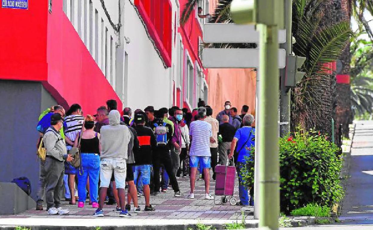 En la foto de archivo, colas en Cáritas. 