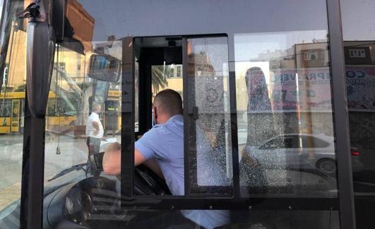 Uno de los últimos ataques acabó con el impacto de un objeto en la ventanilla del conductor. 