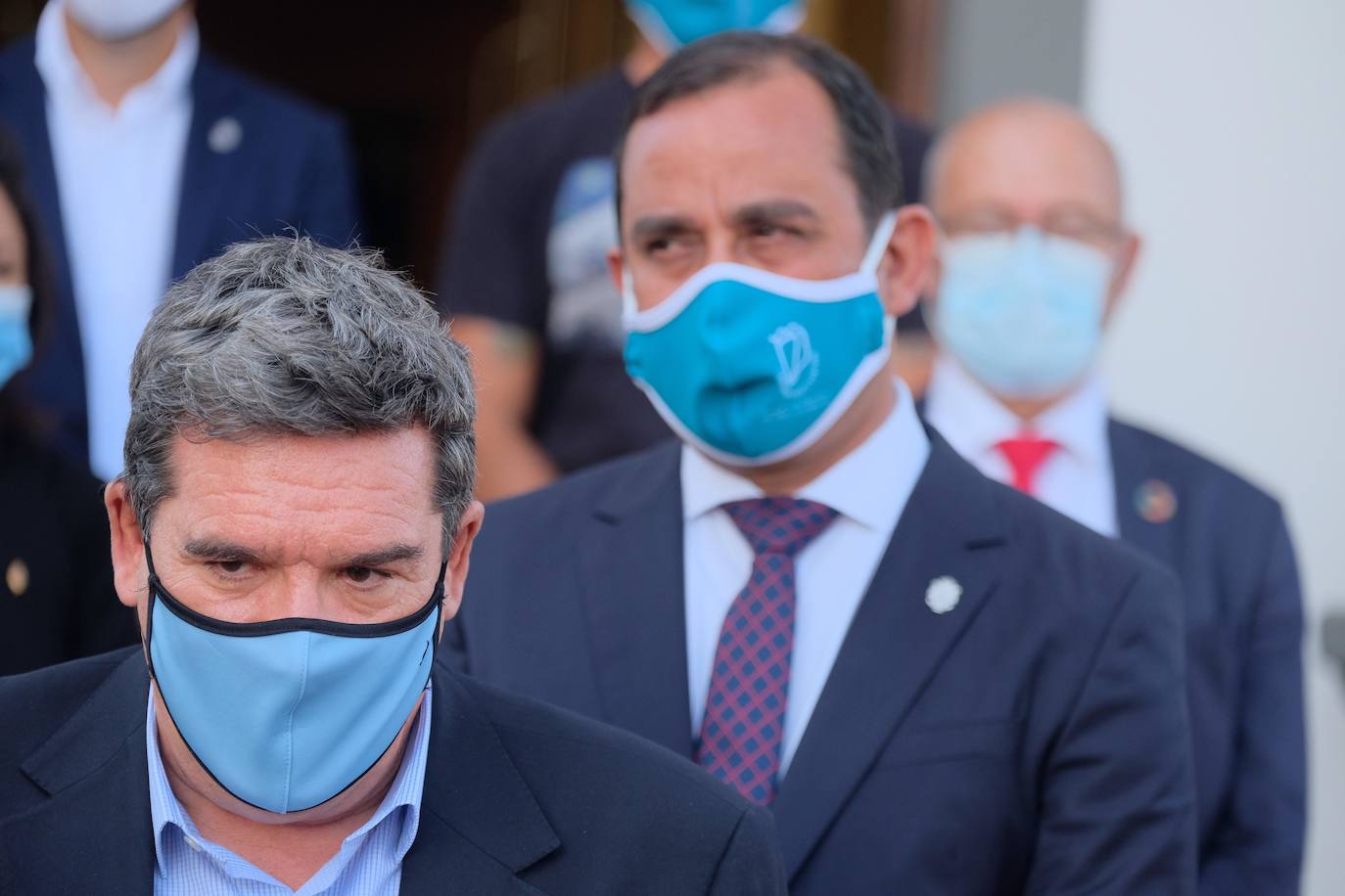 El presidente del Cabildo majorero, al fondo, tras reunirse con el ministro Escrivá. 