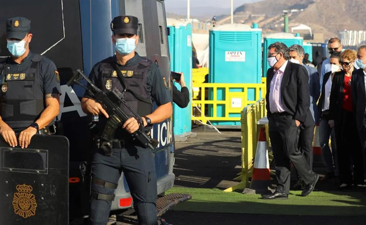 El ministro José Luis Escrivá, con las manos en los bolsillos en el muelle de Arguineguín el viernes pasado.