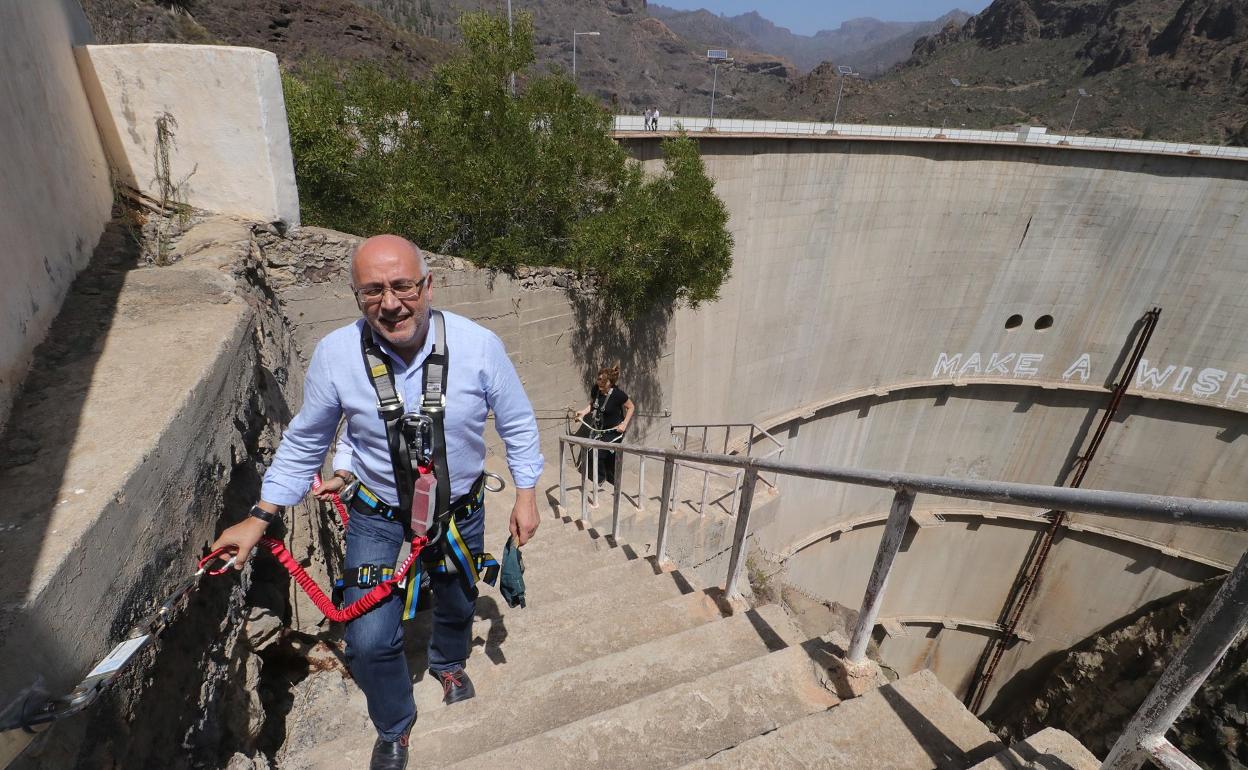 El presidente del Cabildo, Antonio Morales, en una visita a la presa de Soria, el vaso inferior de la central hidroeléctrica de bombeo. 