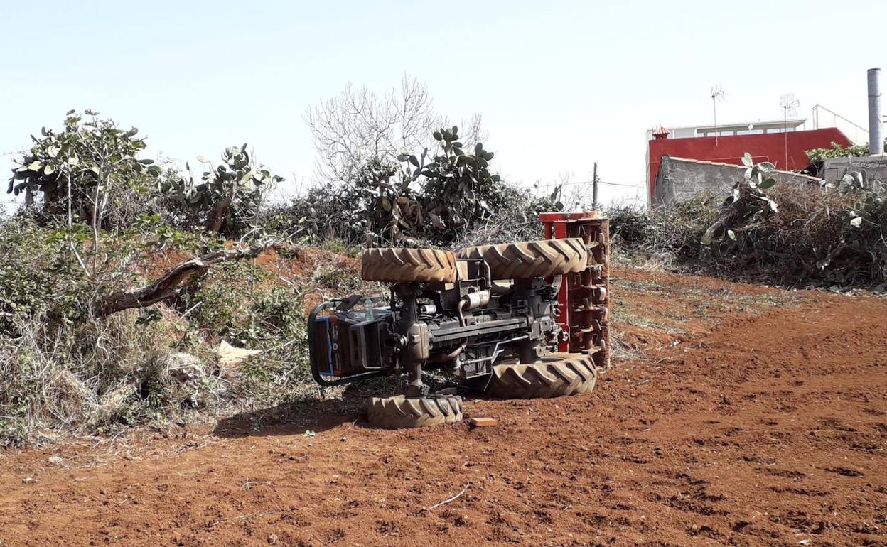 Imagen del tractor accidentado en una finca de La Laguna. 