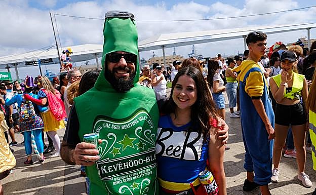 Una pareja disfruta del carnaval de día. 