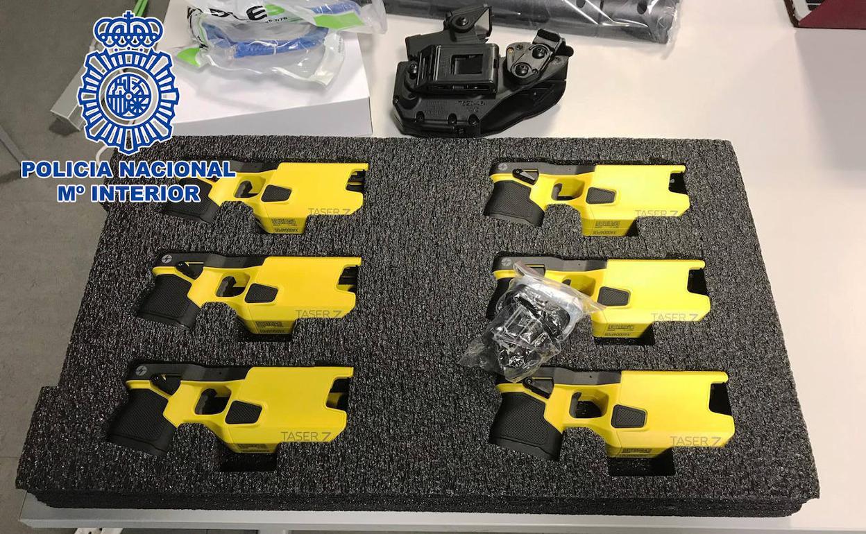 La Policía Nacional integra las pistolas eléctricas dentro de su armamento
