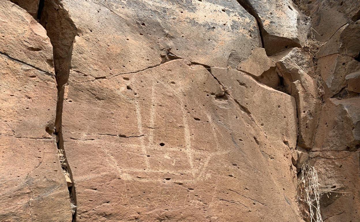 Uno de los grabados del barranco de Tinojay, que son en forma de barco. 