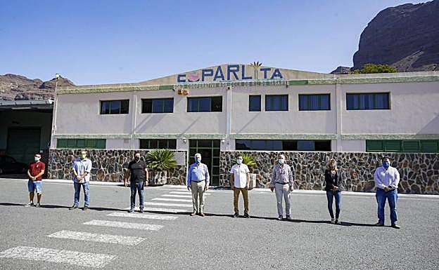 Miembros de las dos directivas delante de la sede de Coparlita.