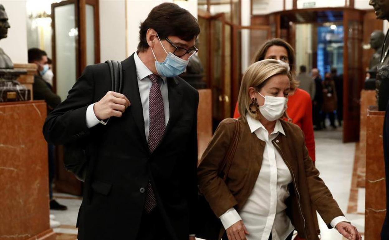Ana Oramas en el Congreso con el ministro de Sanidad, Salvador Illa.