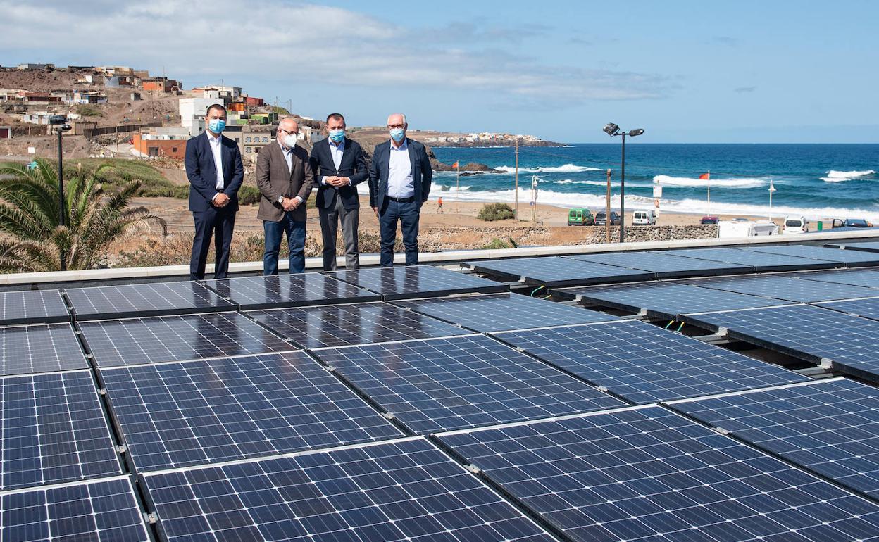 Visita de las autoridades del Cabildo a las placas solares instaladas en la depuradora. 