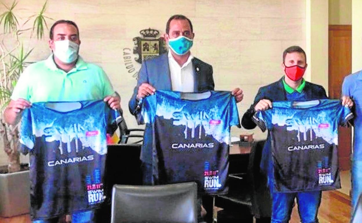 De izquierda a derecha: Manuel Alba, Blas Acosta, Alejandro Jorge y Daniel González posan con la camiseta. 