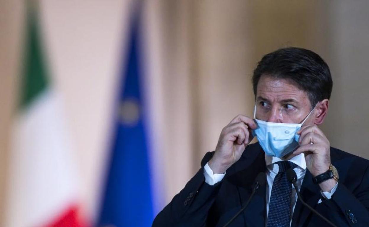 El primer ministro Giuseppe Conte se recoloca la mascarilla durante la rueda de prensa de este domingo.