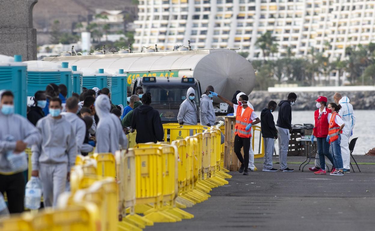 Las llegadas de inmigrantes han vuelto a saturar el muelle de Arguineguín durante los últimos días. 