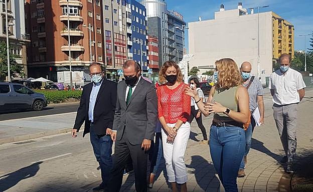 El alcalde, concejales y la subdelegada del Gobierno inspeccionando las obras. 
