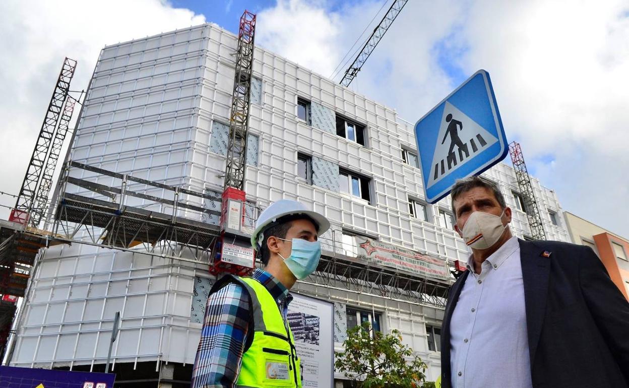 Visita del concejal Javier Doreste a las obras de uno de los bloques de viviendas. 