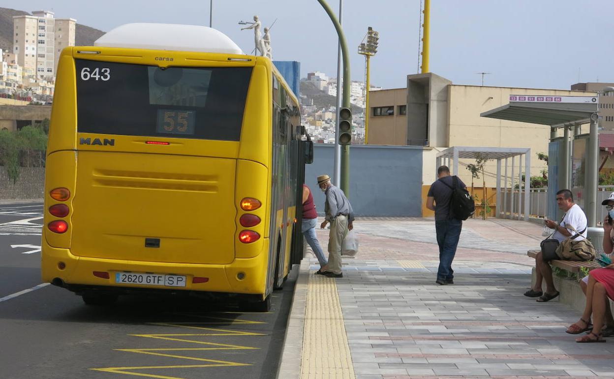 Imagen de una guagua en la capital grancanaria. 