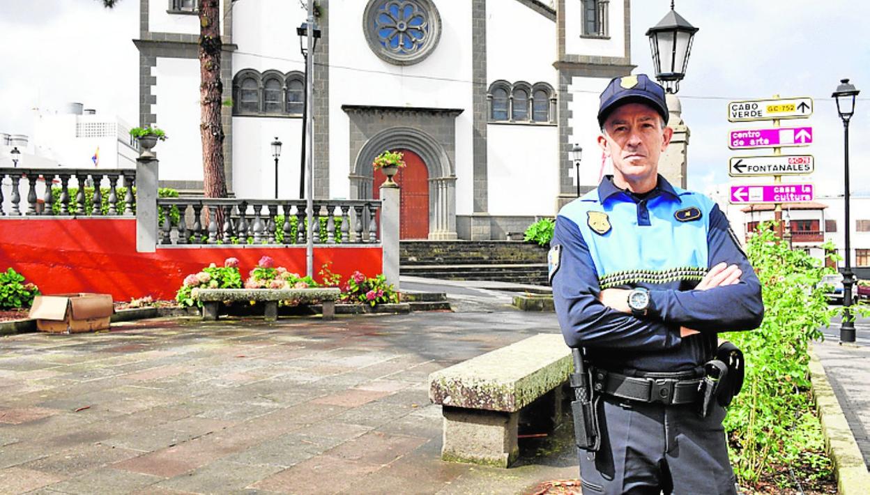 El agente de policía Valentín Peña, en el casco de Moya. 