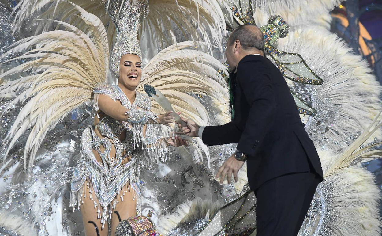 La emoción de Minerva era incontenible al cumplir su sueño carnavalero. 