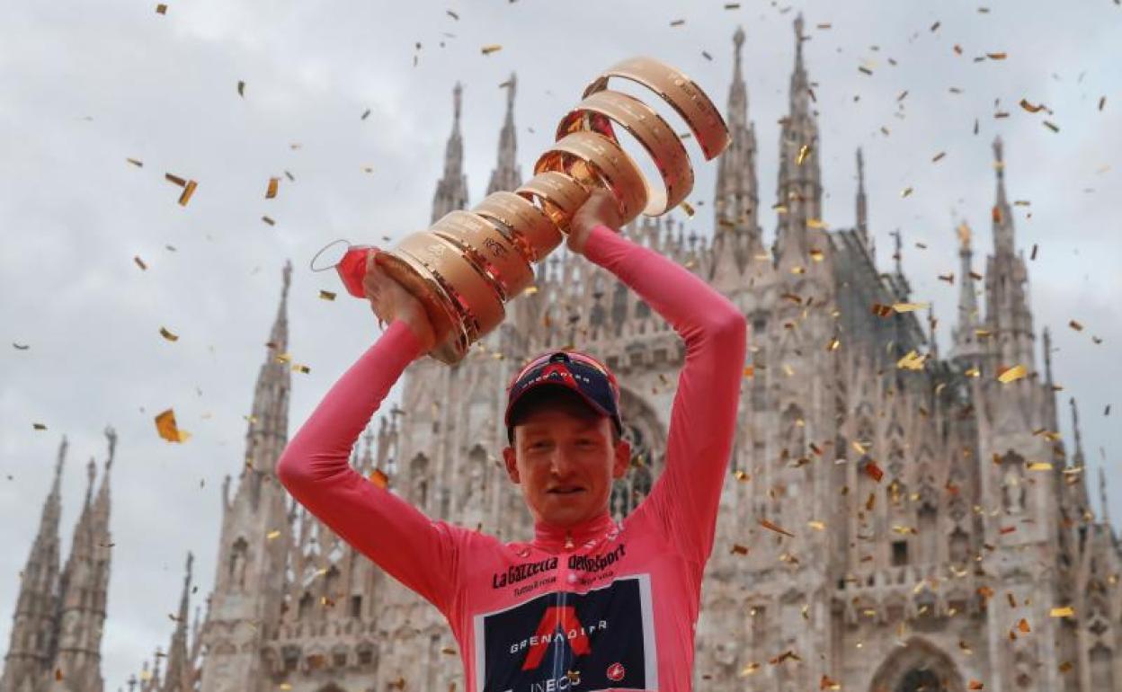 Geoghegan Hart levanta el trofeo del Giro ante el Duomo de Milán.