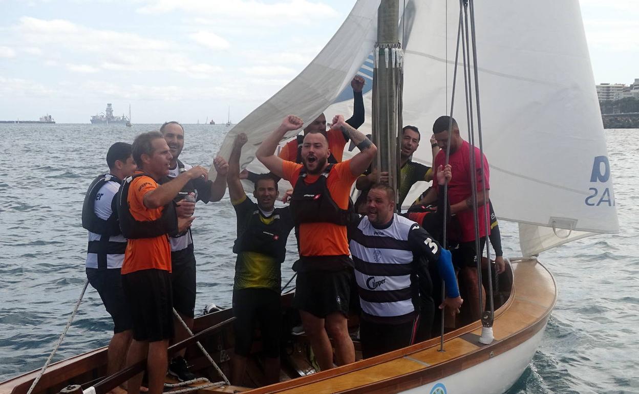 La tripulación del Morales celebra su gran victoria. 