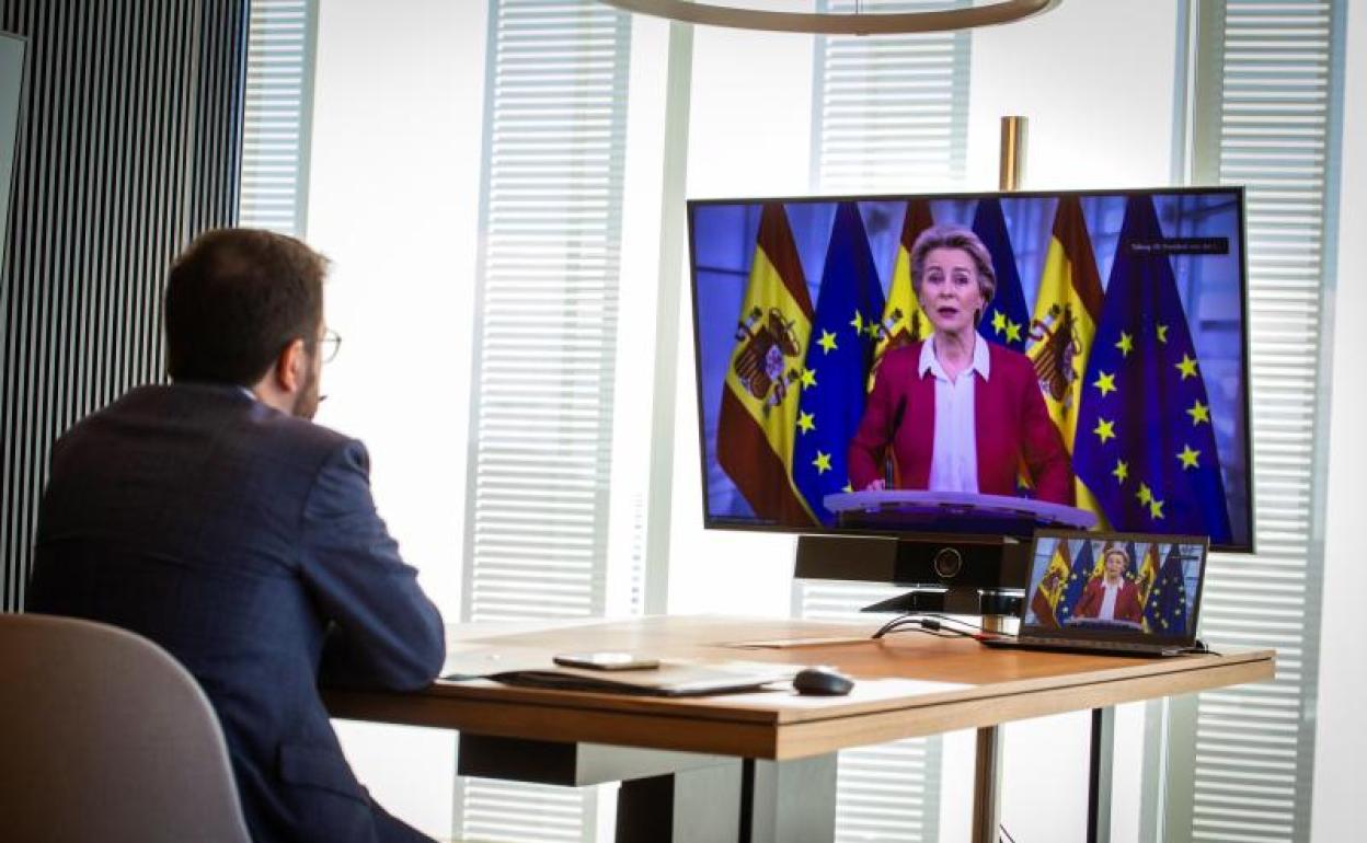 Aragonés escucha a la presidenta Von der Leyen. 